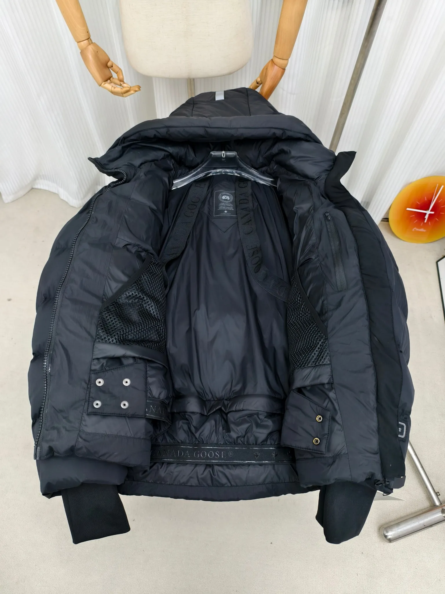 P880 Big Goose Ouyang Nana Second Generation (higher version) Canada goose Canada Goose Black Label Down Jacket A must-have in the outerwear world, the Big Goose Black Label down jacket! The latest designer styles! The goose down jacket has always been a popular element of fashion and is loved by experts from all walks of life! Fashionable hooded cut, high-end customer-supplied fine goose down, high resilience, smooth zipper, strong and firm. Pockets on both sides can store small items, free your hands, and you can go out without worries. It can also meet the need of putting your hands in your pockets👏👏Produced by Big Goose, it can be used as a group uniform by many celebrities. This down jacket uses a double-layer anti-down lining design, which has strong windproof performance and will be very warm in winter! Newly labeled white duck down filling, high fluffiness, windproof hooded design. When walking outdoors, pull the collar to the highest position, put your hands in the pockets and it will be very warm. It can be easily controlled by all body types! The interior is equipped with an elastic snow skirt design for better wrapping. The simple and neat style design highlights the masculine temperament. The impeccable style is classic and never goes out of style. It is warm and practical, and it is versatile! You can enter with your eyes closed!  Color: Black Khaki Size: XS-XXL